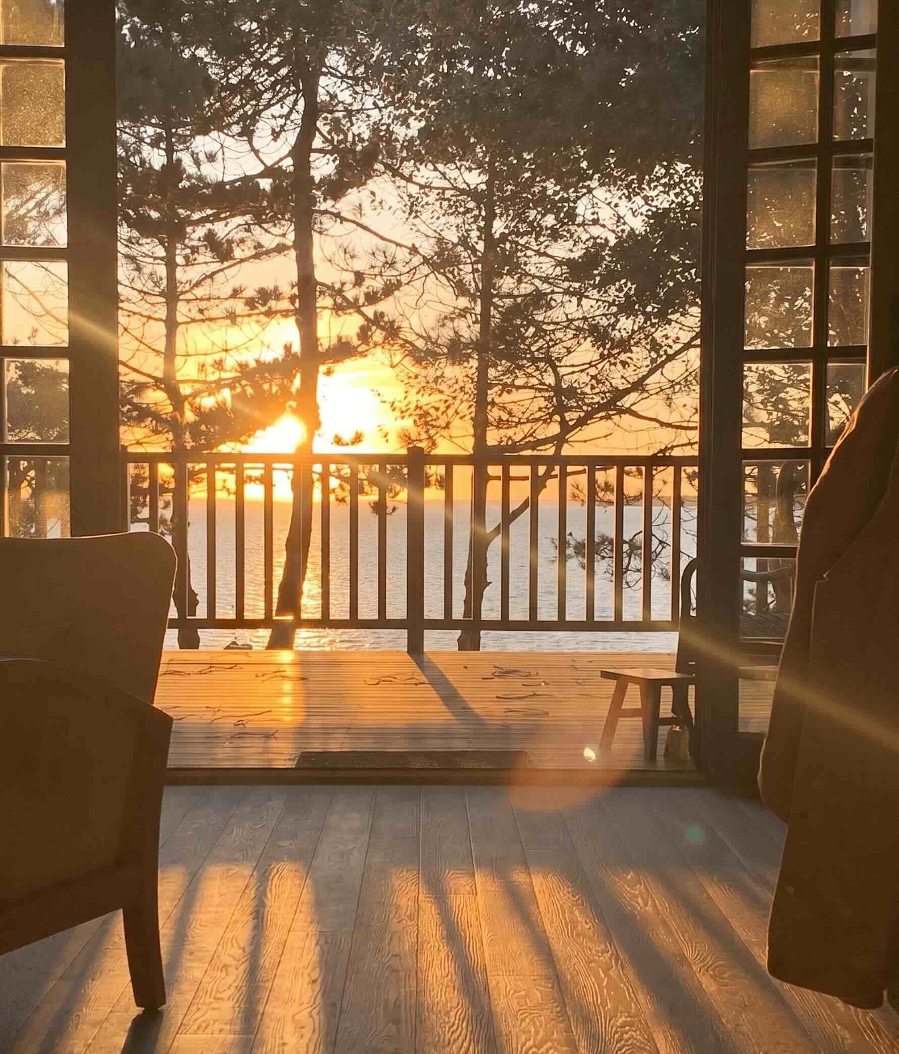 Coucher de soleil sur le Bassin d'Arcachon depuis un salon ouvert sur un balcon