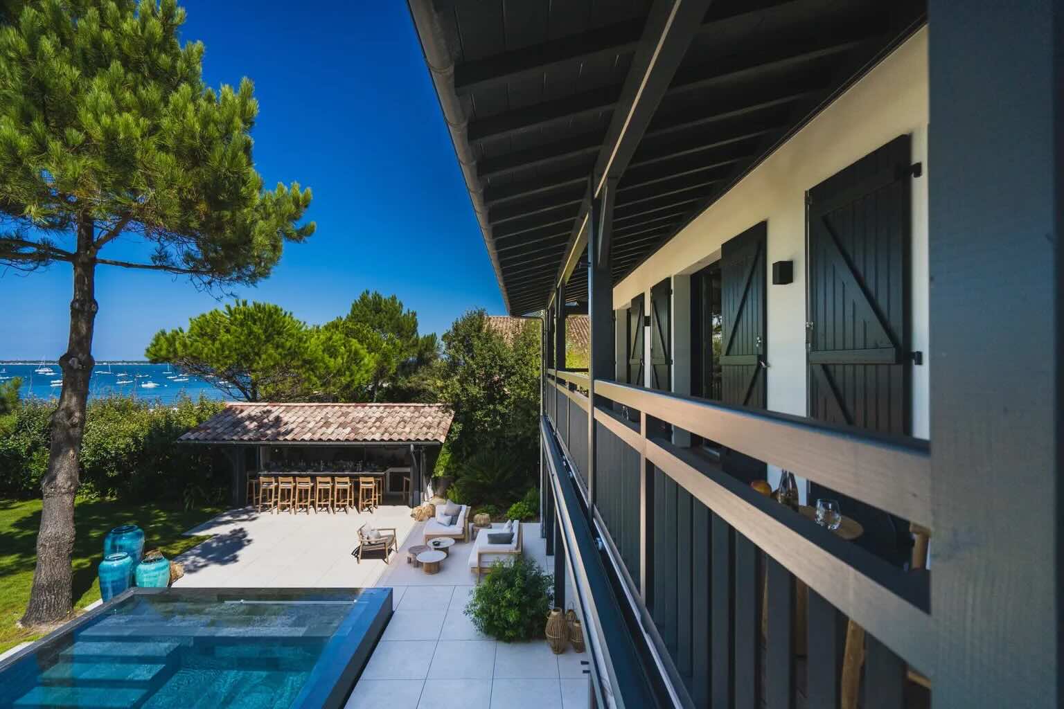 Villa basque vue depuis le balcon, piscine et jardin avec vue sur le Bassin