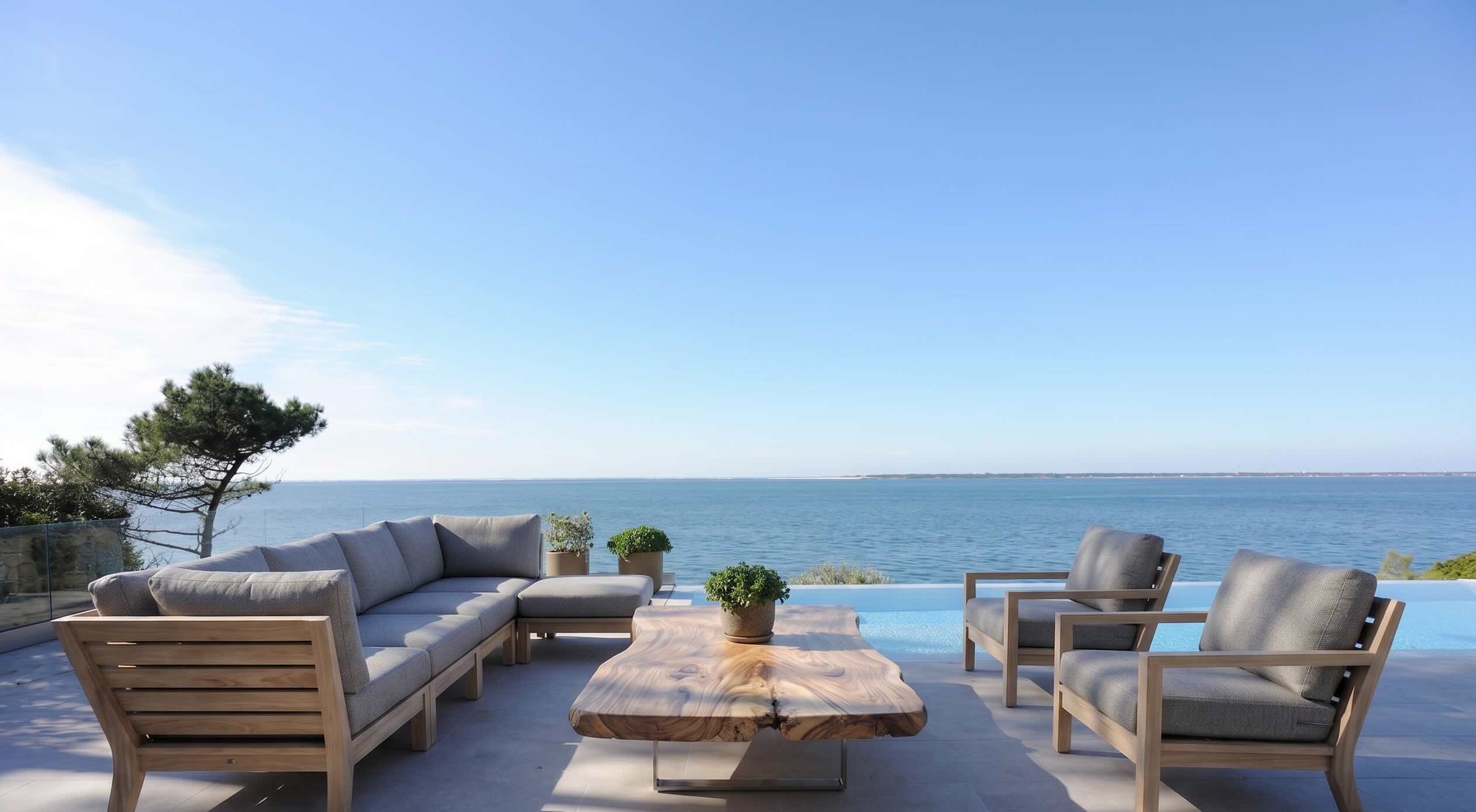Terrasse avec piscine à débordement et vue panoramique sur le Bassin d'Arcachon